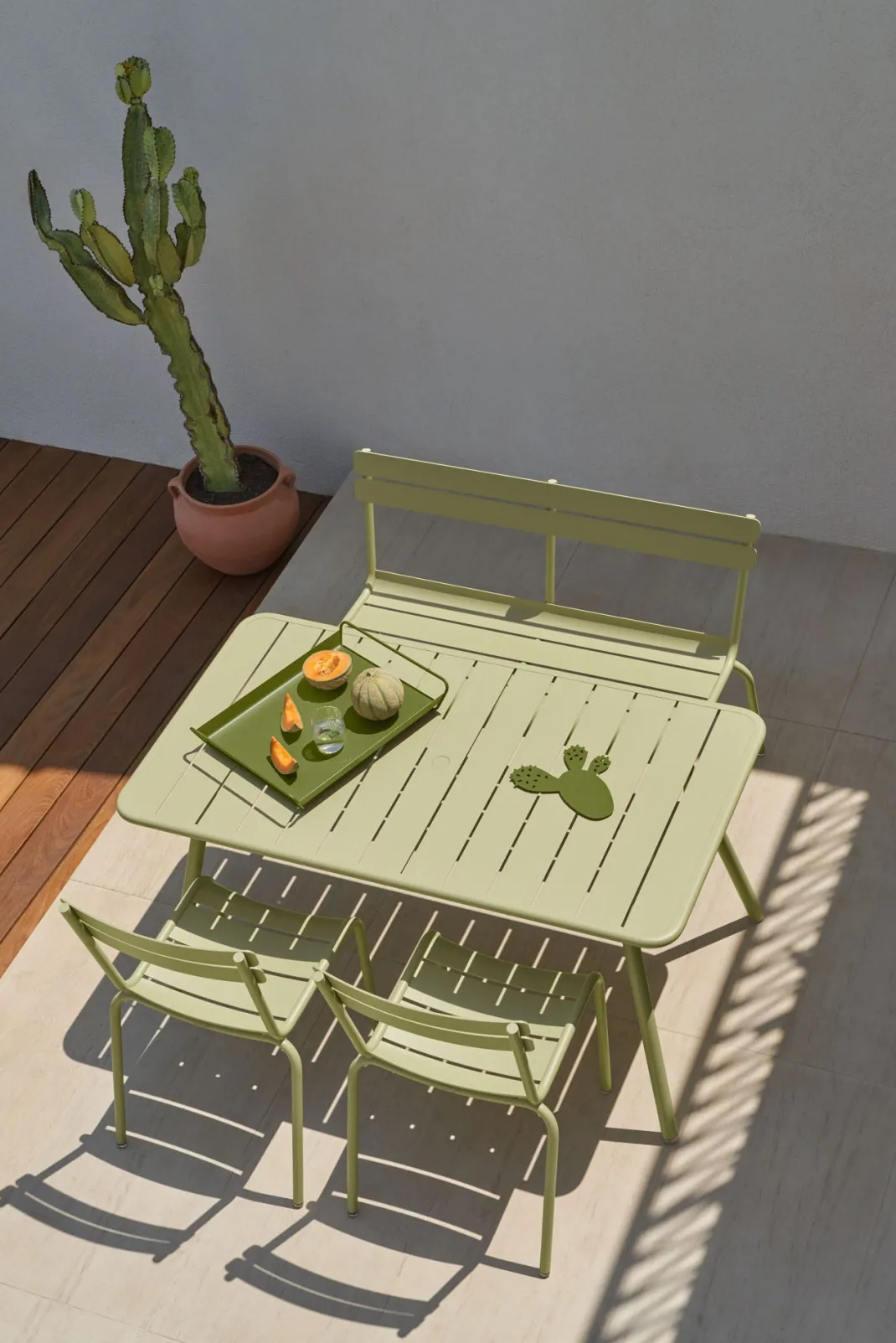 TABLE 143 X 80 CM