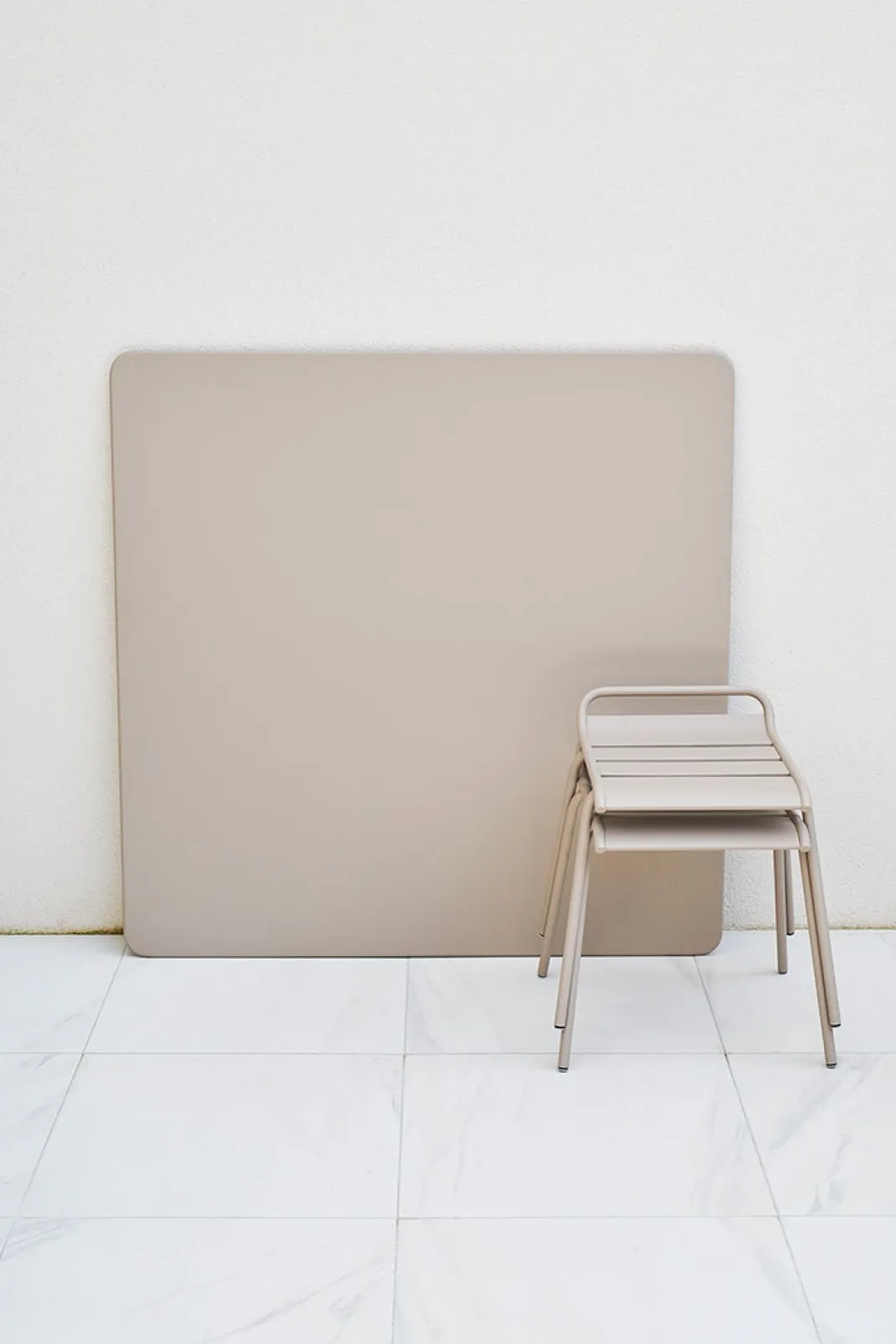 TABLE 128 X 128 CM